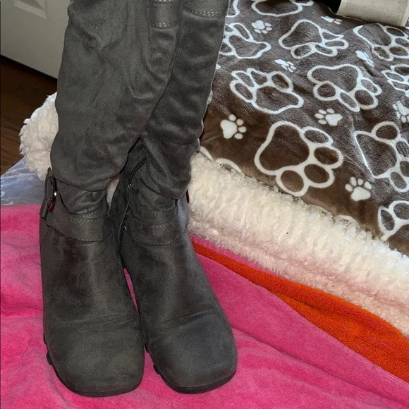 Stylish Gray Women's Boots - Picture 3 of 10
